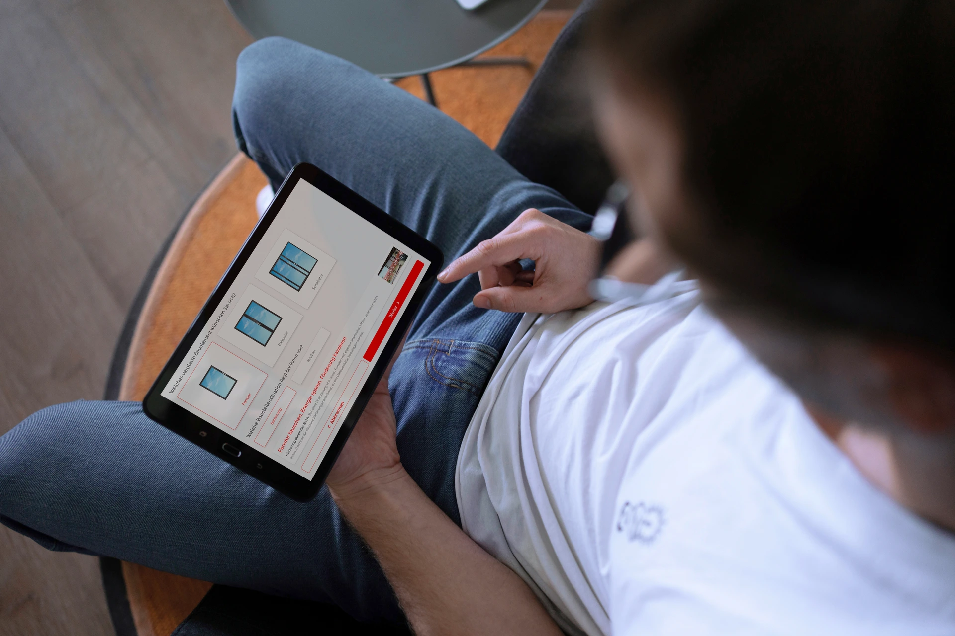 Fenster online konfigurieren mit Tablet Mann nutzt Tablet für Fensterkonfiguration